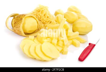 Patata sbucciata in tagli diversi isolato su sfondo bianco - Patate da taglio Foto Stock