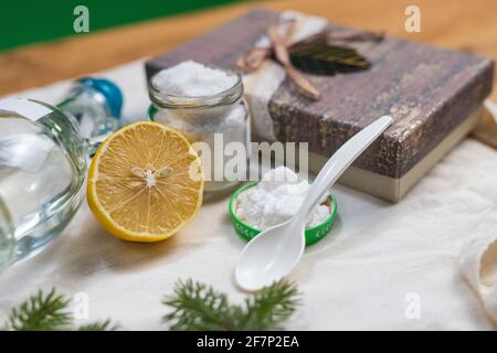 Prodotti detergenti atossici. Vasetto con bicarbonato di sodio e limone. Foto Stock