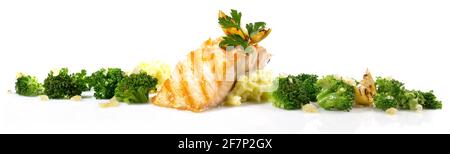 Bistecca di salmone alla griglia con broccoli, purè di patate e Cracker di formaggio - Panorama isolato su sfondo bianco Foto Stock