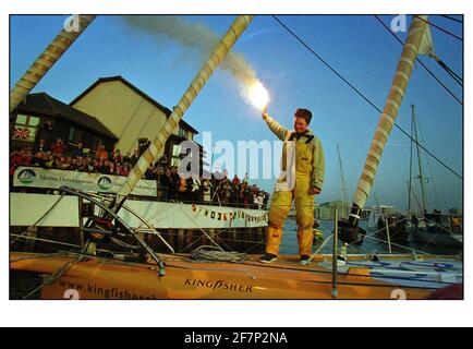 La Yachtswoman Ellen MacArthur arriva in Inghilterra dopo il suo record finale nella corsa di Vendee Globe oggi giovedì 15 febbraio 2001. L'età di 24 anni del Derbyshire divenne la persona più giovane e la donna più veloce a circumnavigare il mondo a mano singola. Ellen navigò nel Solent passando il faro di Needles verso Southampton Water, arrivando all'Ocean Village Marina Southampton Foto Stock