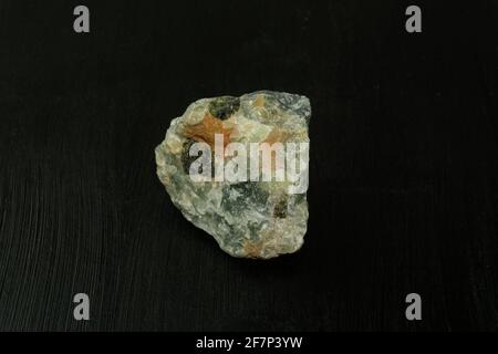 Prehnite verde minerale naturale della Repubblica del Sud Africa RSA su sfondo nero. Mineralogia, geologia, magia delle pietre, pietre semi-preziose Foto Stock