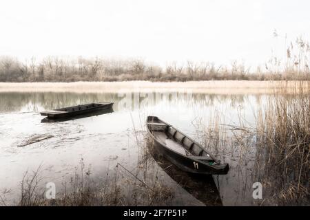 Vecchie barche di legno ancorate nel tranquillo Lago Mystic Foto Stock