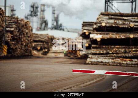 barriera abbassata all'ingresso della fabbrica. per un oggetto limitato è richiesto un passaggio. ingresso chiuso per il trasporto. magazzino in legno all'aperto. Foto Stock