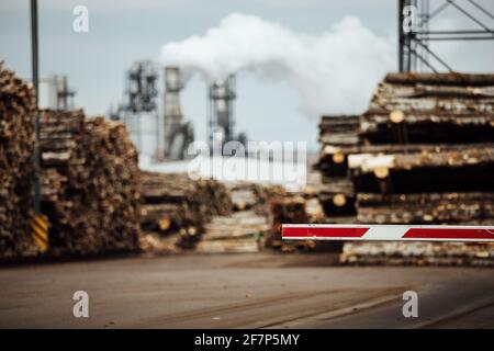 barriera abbassata all'ingresso della fabbrica. per un oggetto limitato è richiesto un passaggio. ingresso chiuso per il trasporto. magazzino in legno all'aperto. Foto Stock