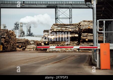 barriera abbassata all'ingresso della fabbrica. per un oggetto limitato è richiesto un passaggio. ingresso chiuso per il trasporto. magazzino in legno all'aperto. Foto Stock