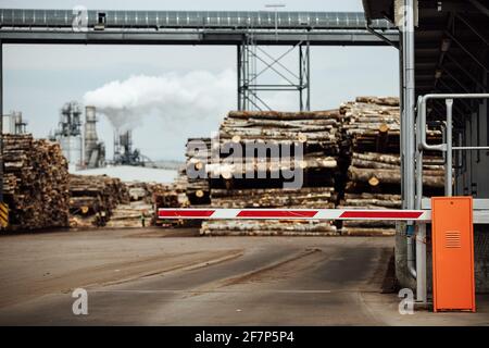 barriera abbassata all'ingresso della fabbrica. per un oggetto limitato è richiesto un passaggio. ingresso chiuso per il trasporto. magazzino in legno all'aperto. Foto Stock