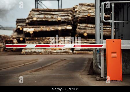 barriera abbassata all'ingresso della fabbrica. per un oggetto limitato è richiesto un passaggio. ingresso chiuso per il trasporto. magazzino in legno all'aperto. Foto Stock