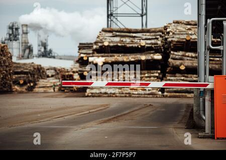 barriera abbassata all'ingresso della fabbrica. per un oggetto limitato è richiesto un passaggio. ingresso chiuso per il trasporto. magazzino in legno all'aperto. Foto Stock