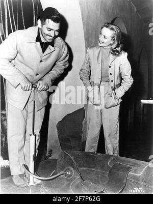 CLARK GABLE e sua moglie CAROLE LOMBARD si preparano per un viaggio di caccia al la Grulla Gun Club nelle montagne a sud di Ensenada, Messico 1940 Pubblicità per Metro Goldwyn Mayer Foto Stock