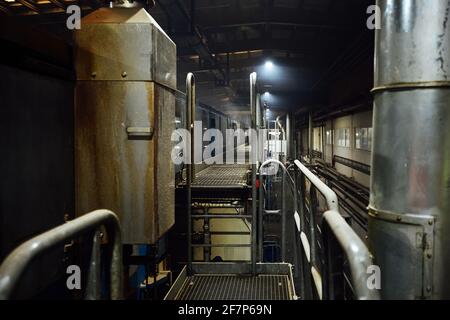 ringhiera dello stabilimento. recinzioni per la sicurezza dei lavoratori sul lavoro. panorama industriale degli interni della fabbrica Foto Stock