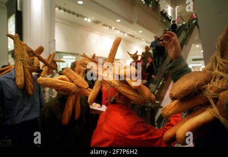 Japanease artista Tatsumi Origoto maggio 2001, conduce una sfilata di persone con pani di pane lungo Oxford Street, fuori Selfridges per coincidere con la vita di Tokyo. Tatsumi Origoto è sulla destra. Foto Stock