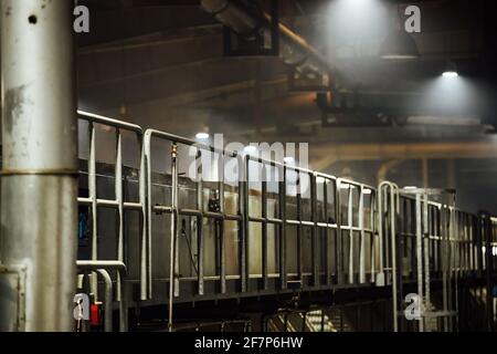 ringhiera dello stabilimento. recinzioni per la sicurezza dei lavoratori sul lavoro. panorama industriale degli interni della fabbrica Foto Stock