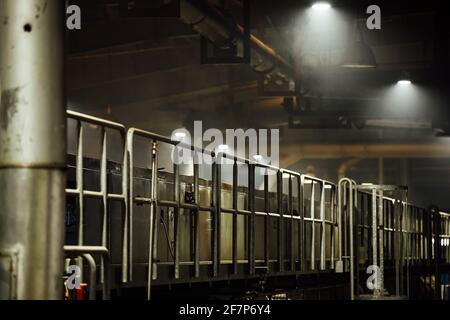 ringhiera dello stabilimento. recinzioni per la sicurezza dei lavoratori sul lavoro. panorama industriale degli interni della fabbrica Foto Stock