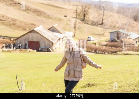 Paesaggio di campagna, campo agricolo e erba con mucche pascolanti su pascolo in paesaggio rurale con strada di campagna, vista panoramica. Foto Stock