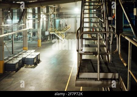 ringhiera dello stabilimento. recinzioni per la sicurezza dei lavoratori sul lavoro. panorama industriale degli interni della fabbrica Foto Stock