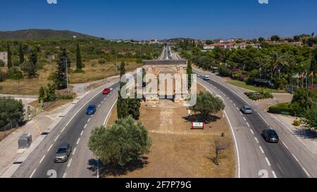 Vista aerea dell'Arco di Berà, nell'antica Via Augusta romana (Tarragona, Catalogna, Spagna) ESP: Vistas aéreas del Arc de Berà, España Foto Stock