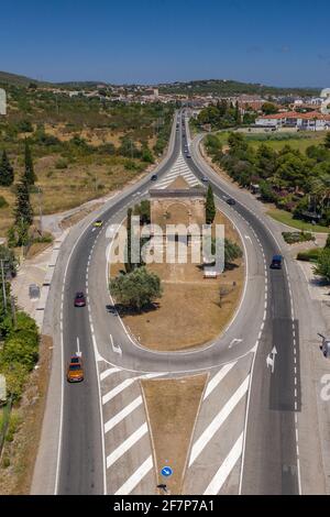 Vista aerea dell'Arco di Berà, nell'antica Via Augusta romana (Tarragona, Catalogna, Spagna) ESP: Vistas aéreas del Arc de Berà, España Foto Stock