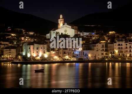 Villaggio di pescatori Cadaqués, di notte (Cap de Creus, Costa Brava, Catalogna, Spagna) ESP: Pueblo marinero de Cadaqués, de noche (Cataluña, España) Foto Stock