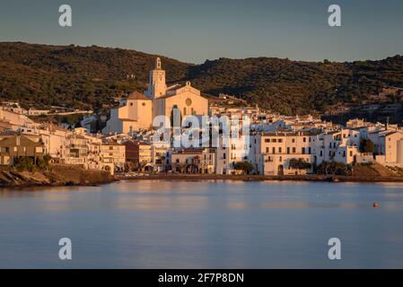 Villaggio di pescatori Cadaqués, all'alba (Cap de Creus, Costa Brava, Catalogna, Spagna) ESP: Pueblo marinero de Cadaqués, al amanecer (Cataluña, España) Foto Stock