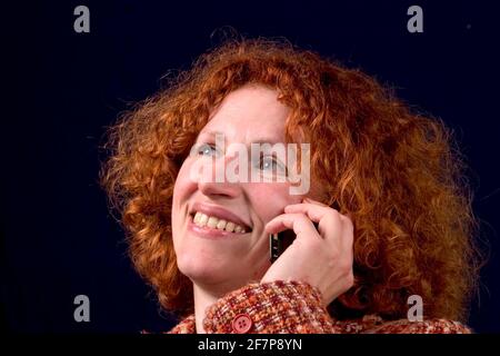 telefono della donna dai capelli rossi Foto Stock