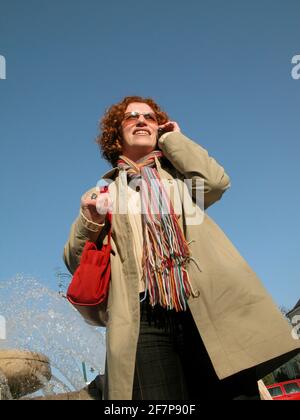 telefono della donna dai capelli rossi Foto Stock