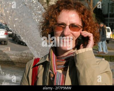 telefono della donna dai capelli rossi Foto Stock
