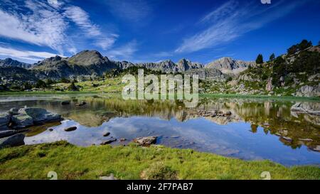 Pessons montagna circo laghi e cime in una mattina estiva (Pessons circo, Andorra, Pirenei) ESP: Lagos y cimas del circo glacial de Pessons Foto Stock