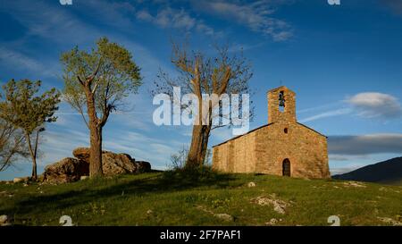 Sant Salvador de Predanies Hermitage in un tramonto di primavera (Cerdanya, Catalogna, Spagna, Pirenei) ESP: Ermita de Sant Salvador de Predanies al atardecer Foto Stock