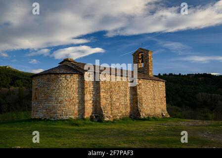 Sant Salvador de Predanies Hermitage in un tramonto di primavera (Cerdanya, Catalogna, Spagna, Pirenei) ESP: Ermita de Sant Salvador de Predanies al atardecer Foto Stock