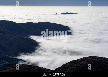 Mare di nuvole visto dalla cima Tossal de les Torretes, a Montsec (provincia di Lleida, Catalogna, Spagna) ESP: Mar de nubes viso desde el Montsec, España Foto Stock