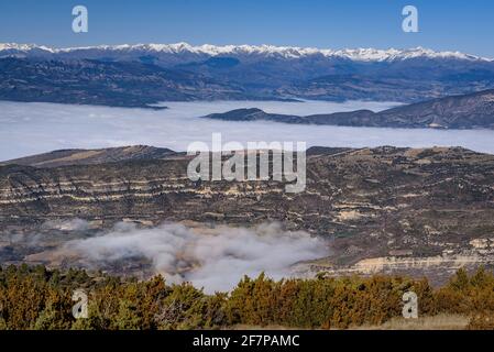 Tossal de Mirapallars vista a Montsec. Panoramica verso Pallars Jussà e Conca de Tremp (provincia di Lleida, Catalogna, Spagna) Foto Stock