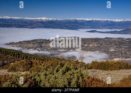 Tossal de Mirapallars vista a Montsec. Panoramica verso Pallars Jussà e Conca de Tremp (provincia di Lleida, Catalogna, Spagna) Foto Stock