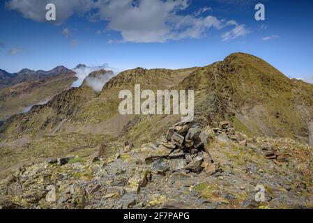 Viste dalla cima del Pic de Baiau (Andorra, Pirenei) ESP: Viste desde el Pic de Baiau (Andorra, Pirineos) Foto Stock