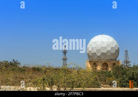 Malta, vicino a Dingli: Stazione radar arroccata ai margini delle scogliere di Dingli, il punto più alto dell'isola. Foto Stock