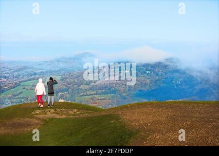 Le colline Malvern in nebbia e nube nebbiosa dal Faro rotante Herefordshire Foto Stock