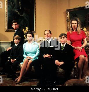 File photo datato il 20/11/72 di (da sinistra a destra) Principe Carlo, Principe Edoardo, Regina Elisabetta II, il Duca di Edimburgo, il Principe Andrea e la Principessa Anna a Buckingham Palace a Londra. Il duca di Edimburgo è morto, ha annunciato Buckingham Palace. Data di emissione: Venerdì 9 aprile 2020.. Vedere PA storia MORTE Filippo. Il credito fotografico dovrebbe essere: Cavo PA Foto Stock