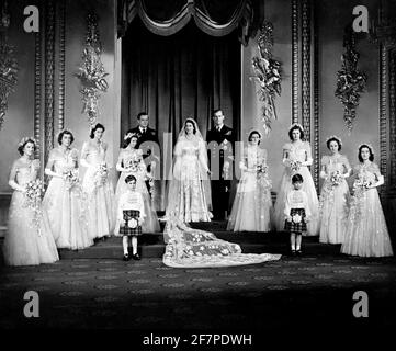 File photo datato 20/11/47 del duca di Edimburgo e della regina Elisabetta II con le loro bridesmaid (da sinistra a destra) l'on. Margaret Elphinstone, l'on. Pamela Mountbatten, Lady Mary Cambridge, la principessa Alexandra del Kent, la principessa Margaret, Lady Caroline Montagu-Douglas-Scott, Lady Elizabeth Lambart e l'on. Diana Bowes-Lyon nella Sala del Trono a Buckingham Palace subito dopo la cerimonia di nozze. Il duca di Edimburgo è morto, ha annunciato Buckingham Palace. Data di emissione: Venerdì 9 aprile 2020.. Vedere PA storia MORTE Filippo. Il credito fotografico dovrebbe essere: PA/PA Wire Foto Stock