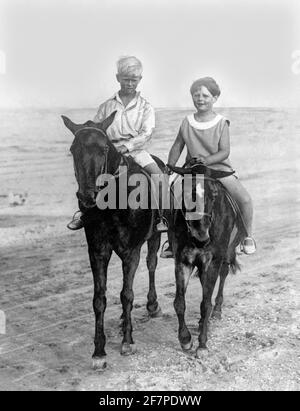 File foto datata 06/08/28 del Duca di Edimburgo in sella con re Michele di Romania (a destra) sulle sabbie di Costanza. Il duca di Edimburgo è morto, ha annunciato Buckingham Palace. Data di emissione: Venerdì 9 aprile 2020.. Vedere PA storia MORTE Filippo. Il credito fotografico dovrebbe essere: Cavo PA Foto Stock