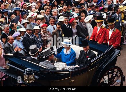 FILE PHOTO: Ascot Races Inghilterra, UK. , . la famiglia reale britannica arriva e cammina intorno a Royal Ascot nel 1986. La regina e il principe Filippo arrivano ai membri reali dell'Ascot del pubblico vestiti con i cappelli fini e cappelli superiori e le unghie per gli uomini a Ascot reale. Credit: BRIAN HARRIS/Alamy Live News Foto Stock