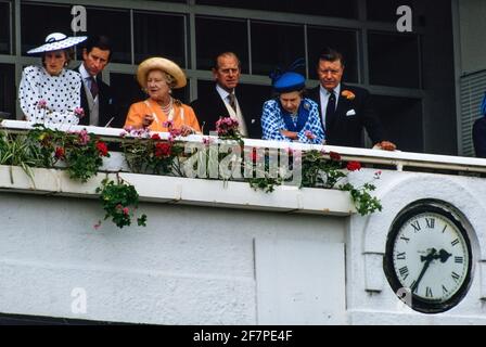 FOTO FILE: EPSOM, UK. 30 giugno 2015. Giornata di Derby all'Ippodromo di Epsom nel 1986. Epsom Surrey Inghilterra UK 1986 la famiglia reale nella scatola reale. Principe Carlo, Principessa Diana, HM la Regina Madre, S.A.R. Principe Filippo, HM la Regina, credito: BRIAN HARRIS/Alamy Live News Foto Stock