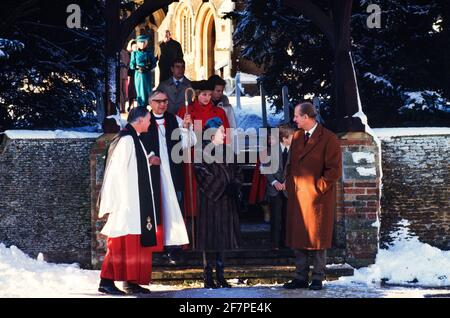 FILE PHOTO: La famiglia reale britannica guidata dalla regina dopo la loro tradizionale visita di Natale in chiesa sulla tenuta di Queens Sandrigham a Norfolk, Inghilterra, Regno Unito. 25 Dicembre 1985 Credit: BRIAN HARRIS/Alamy Live News Foto Stock