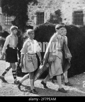 File photo datato 08/08/33 del Principe Filippo di Grecia (2° da sinistra) di dodici anni che partecipa ad un concorso storico alla scuola di Gordonstoun, Moray in Scozia. Il duca di Edimburgo è morto, ha annunciato Buckingham Palace. Data di emissione: Venerdì 9 aprile 2020.. Vedere PA storia MORTE Filippo. Il credito fotografico dovrebbe essere: Cavo PA Foto Stock