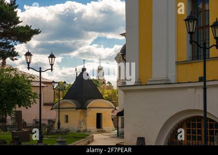 Vista della Cattedrale di Borisoglebsky dal Monastero della Santa Dormizione, dalla città di Staritsa, dalla regione di Tver. Foto Stock