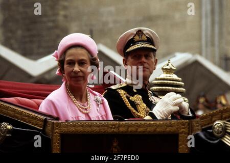 File foto datata 07/06/1977 della Regina Elisabetta II e del Duca di Edimburgo nel landau aperto mentre guidano sul viaggio di ritorno processionale a Buckingham Palace dopo pranzo al Guildhall per celebrare il Giubileo d'Argento. Il duca di Edimburgo è morto, ha annunciato Buckingham Palace. Data di emissione: Venerdì 9 aprile 2020.. Vedere PA storia MORTE Filippo. Il credito fotografico dovrebbe essere: Cavo PA Foto Stock