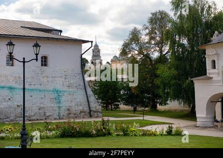 Vista della Cattedrale di Borisoglebsky dal Monastero della Santa Dormizione, dalla città di Staritsa, dalla regione di Tver. Foto Stock