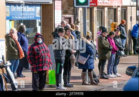 I membri della comunità mostrano il loro rispetto mentre il corteo funebre di Craig Melville passa lungo la High Street ad Alness, Sutherland. L'auto-amante di 16 anni è morto in un incidente d'auto il 27 marzo 2021. Data immagine: Venerdì 9 aprile 2021. Foto Stock