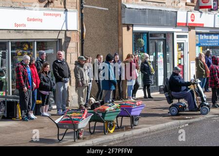 I membri della comunità mostrano il loro rispetto mentre il corteo funebre di Craig Melville passa lungo la High Street ad Alness, Sutherland. L'auto-amante di 16 anni è morto in un incidente d'auto il 27 marzo 2021. Data immagine: Venerdì 9 aprile 2021. Foto Stock