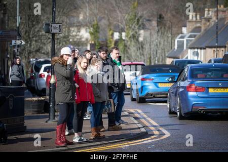 I membri della comunità mostrano il loro rispetto mentre il corteo funebre di Craig Melville passa lungo la High Street ad Alness, Sutherland. L'auto-amante di 16 anni è morto in un incidente d'auto il 27 marzo 2021. Data immagine: Venerdì 9 aprile 2021. Foto Stock