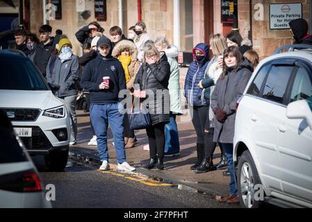 I membri della comunità mostrano il loro rispetto mentre il corteo funebre di Craig Melville passa lungo la High Street ad Alness, Sutherland. L'auto-amante di 16 anni è morto in un incidente d'auto il 27 marzo 2021. Data immagine: Venerdì 9 aprile 2021. Foto Stock