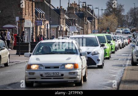 Il corteo funebre di Craig Melville passa lungo la High Street ad Alness, Sutherland. L'auto-amante di 16 anni è morto in un incidente d'auto il 27 marzo 2021. Data immagine: Venerdì 9 aprile 2021. Foto Stock